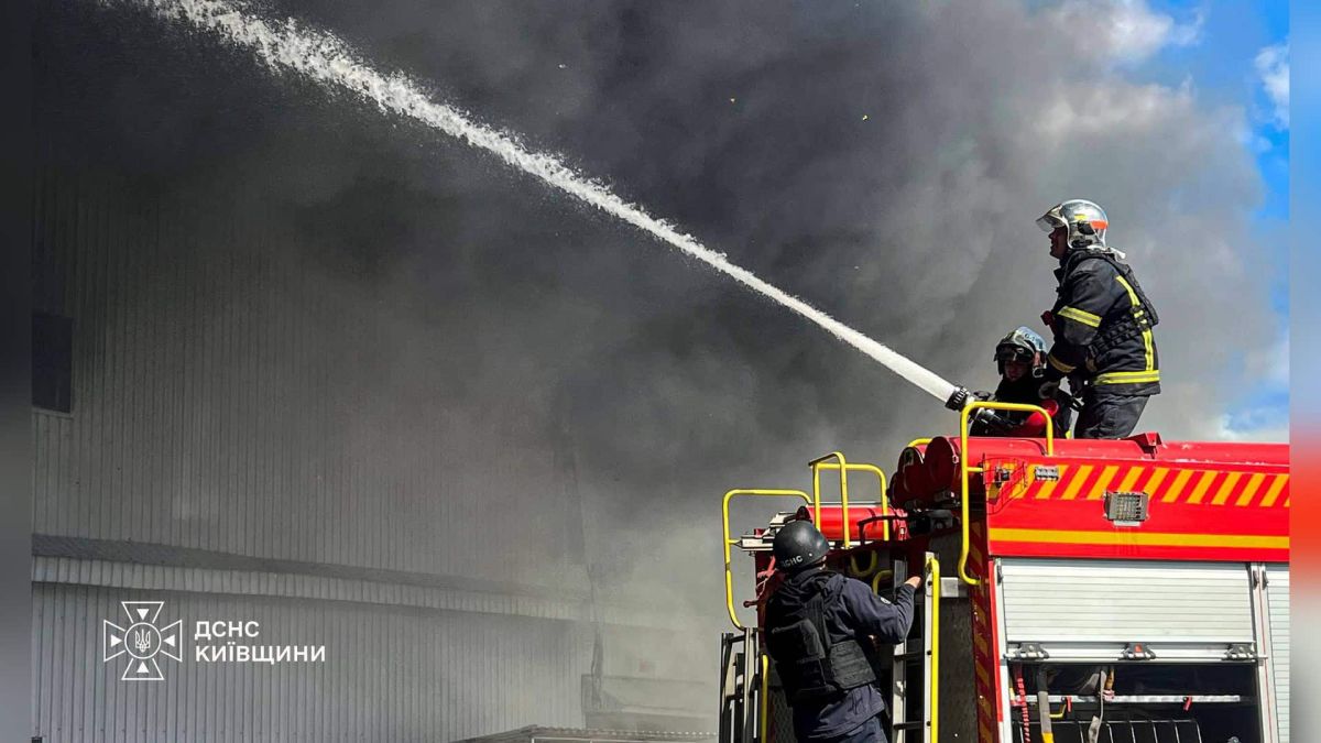 Пожежа у Подільському районі — горить 16-поверхівка на рівні 14–15 поверхів (оновлено) Рятувальники ДСНС Київщини гасять пожежі на трьох локаціях Бучанського району під час ворожого обстрілу