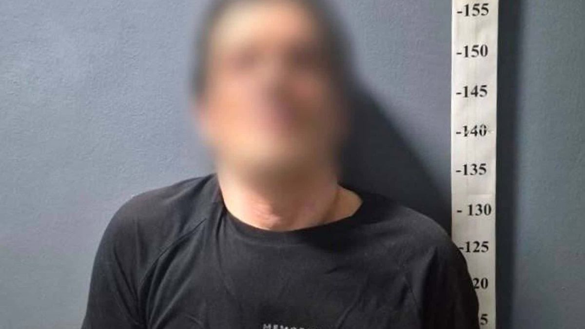 Поліцейські затримали 51-річного підозрюваного у вбивстві сусіда ножем у хостелі на вулиці Митрополита Шептицького в Києві