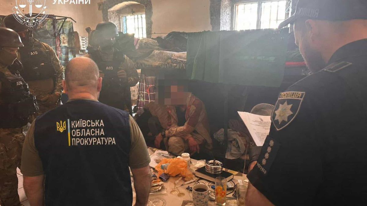 Ув'язнений керував наркомережею з камери Київського СІЗО: семеро затриманих Правоохоронці Київщини затримали сімох учасників групи, що збувала метадон до слідчого ізолятора поштовими відправленнями