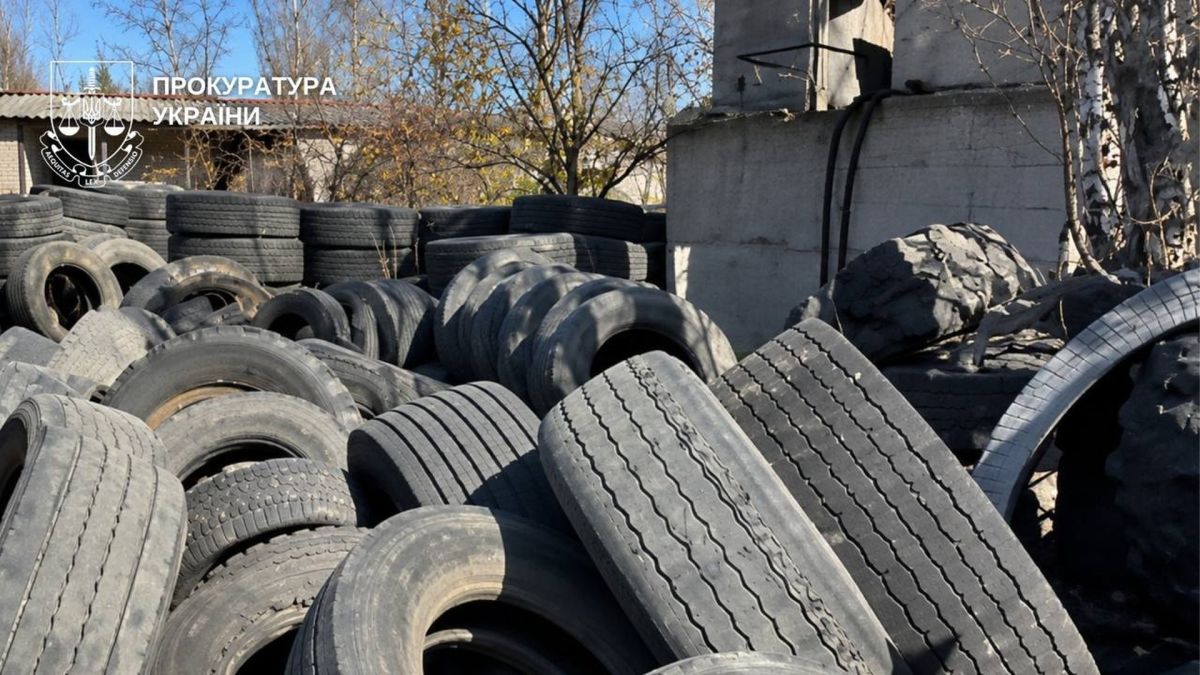 Спалювали шини в Деснянському р-ні з 2021 року: директору підприємства — підозра Купи відпрацьованих автомобільних шин на території підприємства з утилізації в Деснянському р-ні Києва