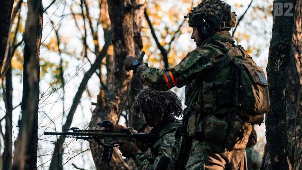 Двоє військових на позиціях ЗСУ десь в лісовій смузі