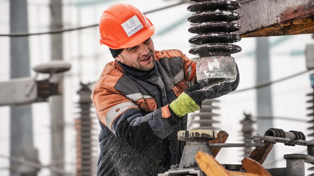 Електрик ремонтує обладнання на енергетичному об'єкті