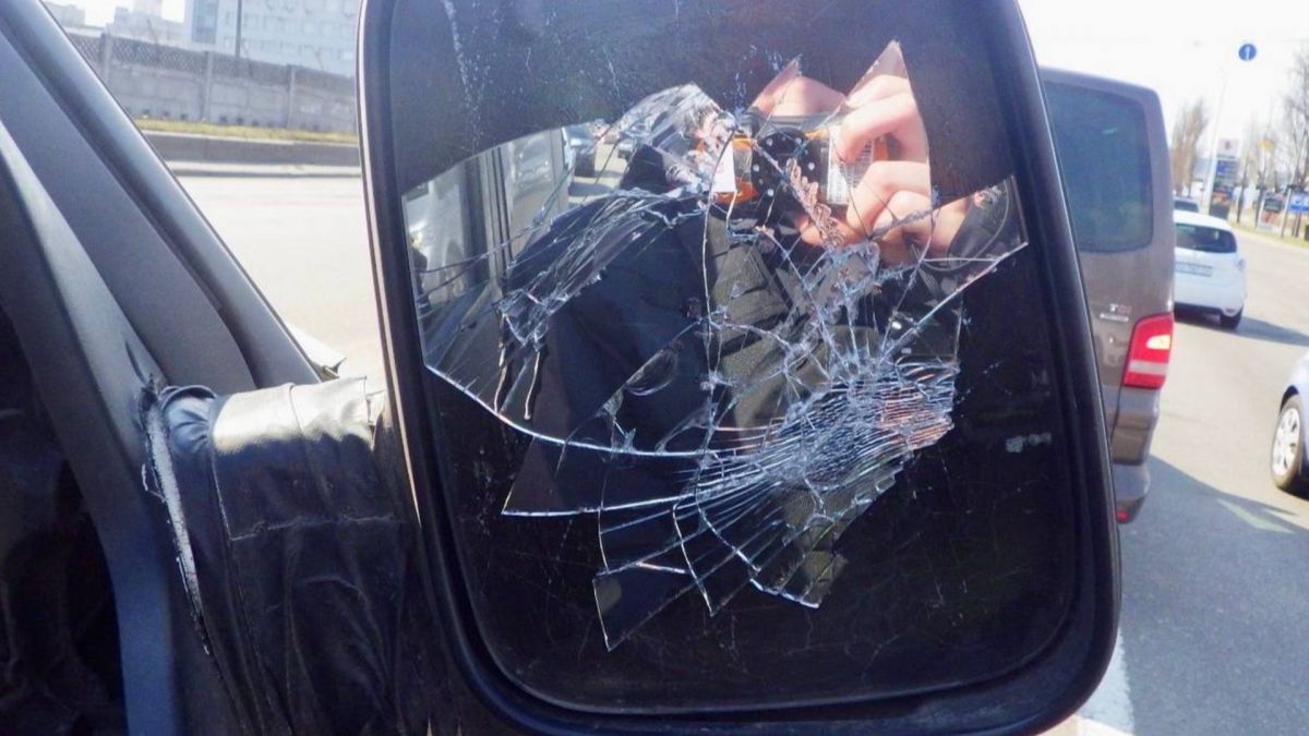 Розбите бокове дзеркало автомобіля Volkswagen після нападу пасажира BMW у Дніпровському районі Києва
