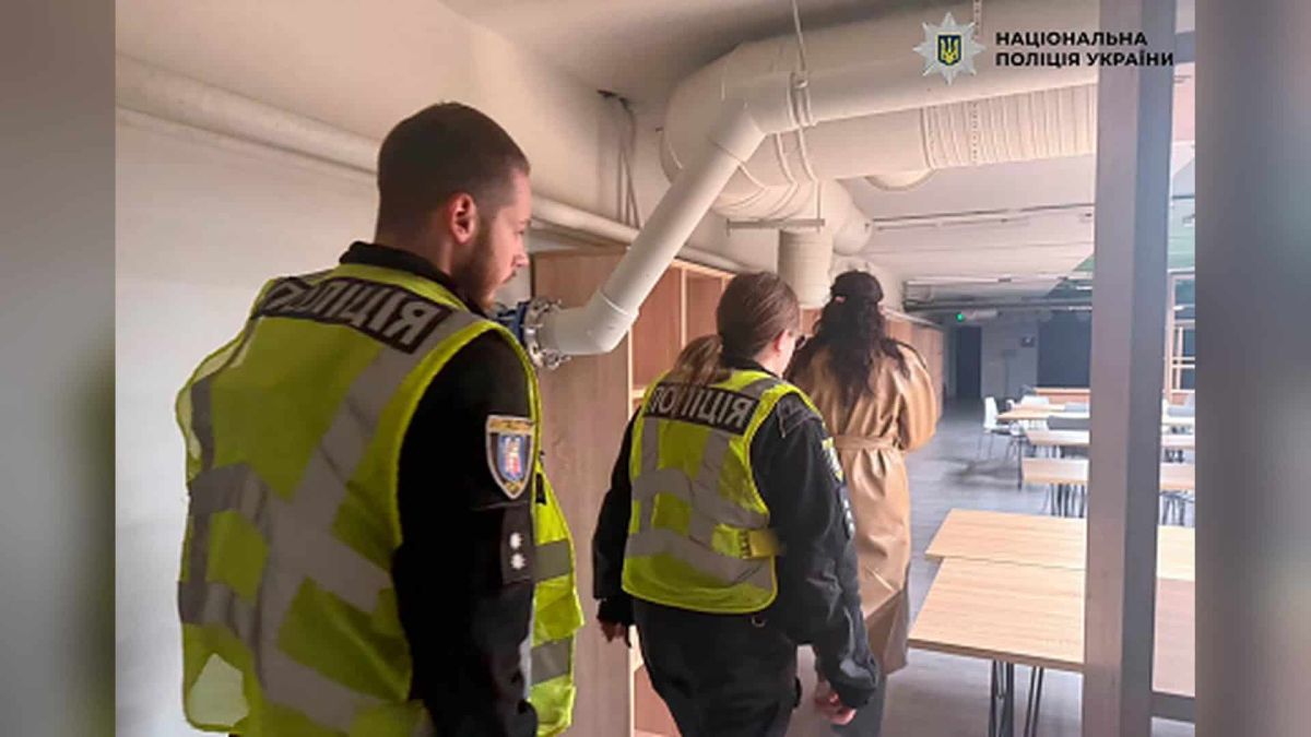 Поліція перевіряє недопуск студентів КНУ до укриття під час тривоги Поліцейські Голосіївського управління оглядають укриття університету під час перевірки скарги студентів