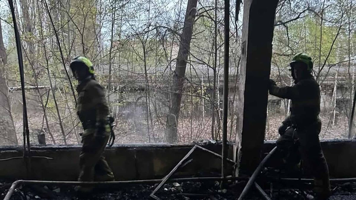 Рятувальники ДСНС Києва ліквідують пожежу в покинутому складському приміщенні на проспекті Академіка Палладіна у Святошинському районі 25 квітня 2026 року