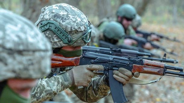 7,4 млрд на дороги Києва за рік: чому бетон може бути вигіднішим за асфальт Військові ЗСУ сидять в ряд і тренуються стріляти із рушниць