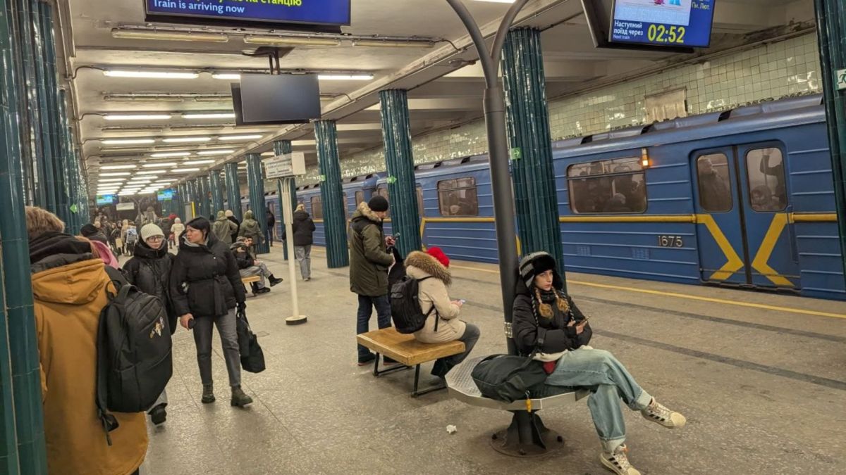 Пасажири на станції метро