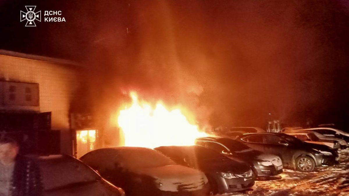 На Оболоні ліквідували пожежу у трансформаторній підстанції Пожежа у будівля та охоплений вогнем автомобіль
