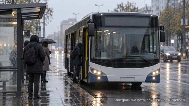 Агента ФСБ затримали за підготовку ударів по київських ТЕЦ Ілюстративне фото: пасажири заходять в автобус на зупинці під дощем у похмуру погоду