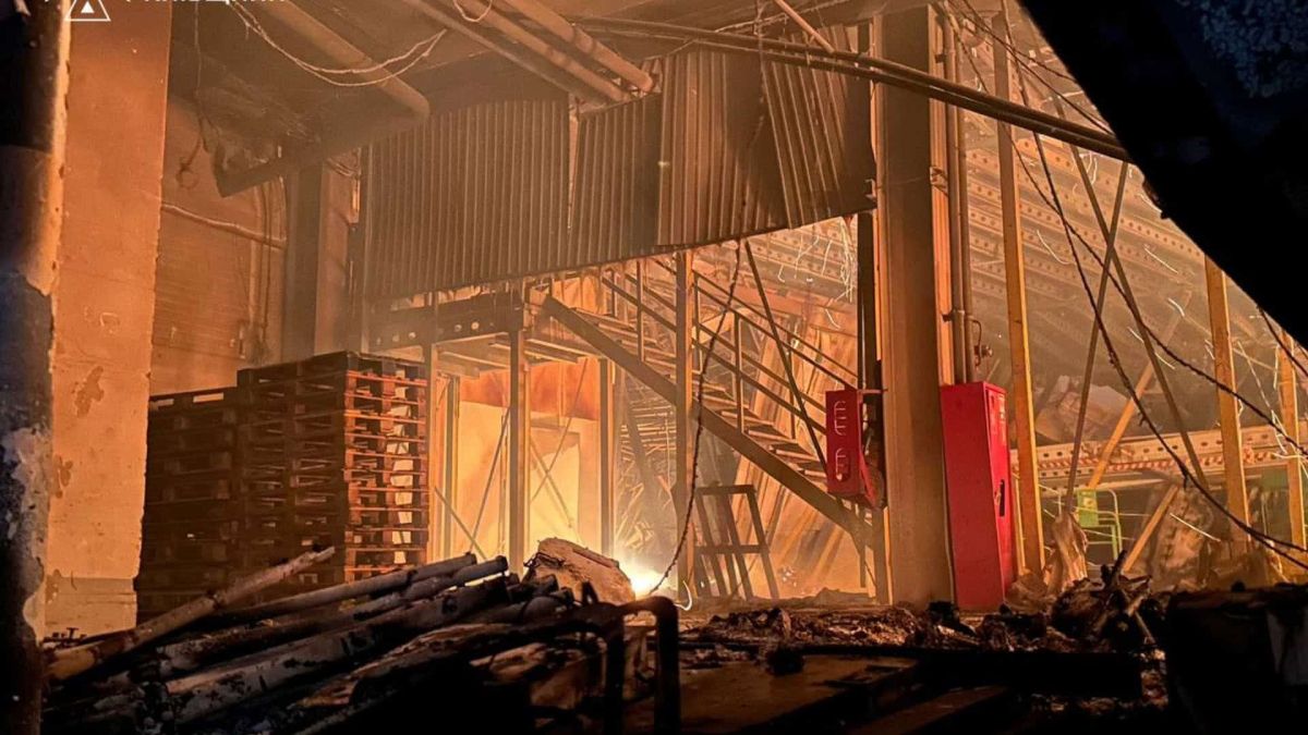 Рятувальники ДСНС гасять пожежу складської будівлі на Київщині після масованої нічної ворожої атаки, 14 загиблих