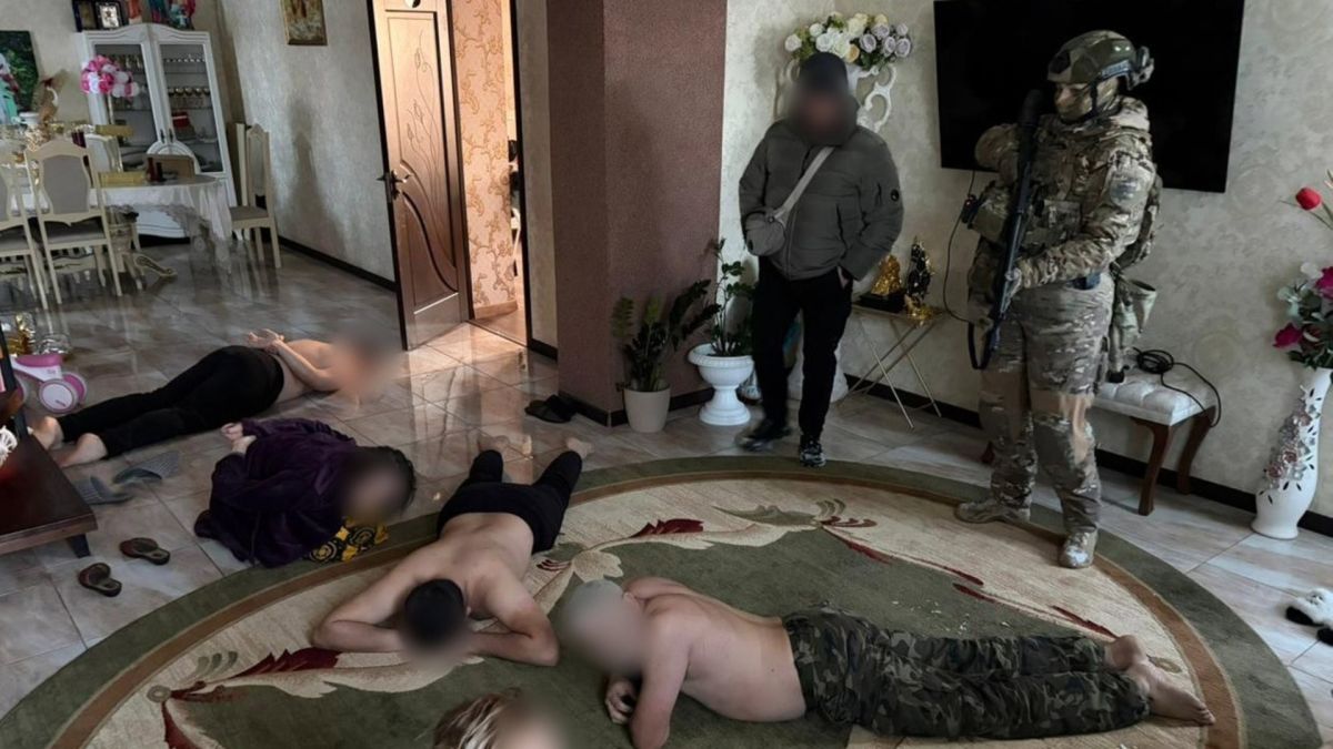 Поліцейські НПУ під час слідчих дій у справі псевдоворожок, які ошукали військовослужбовців ЗСУ та родини загиблих захисників на 1,4 млн гривень