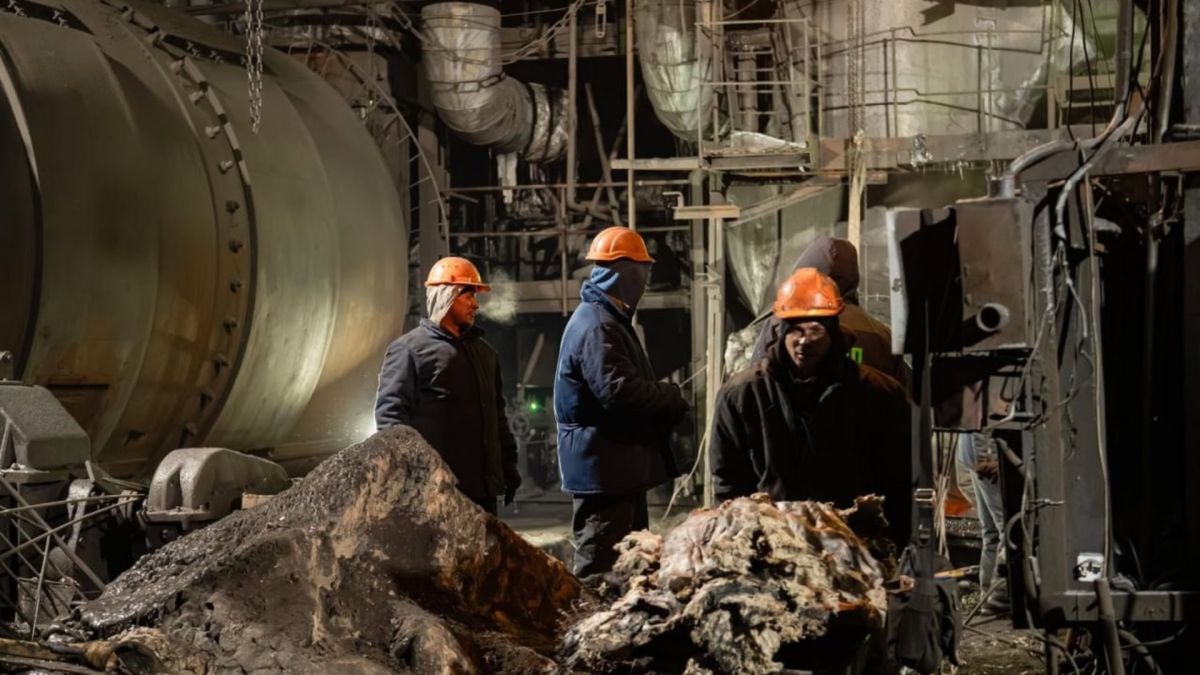 Бригада енергетиків виконує роботи з відновлення електропостачання в одному з регіонів України