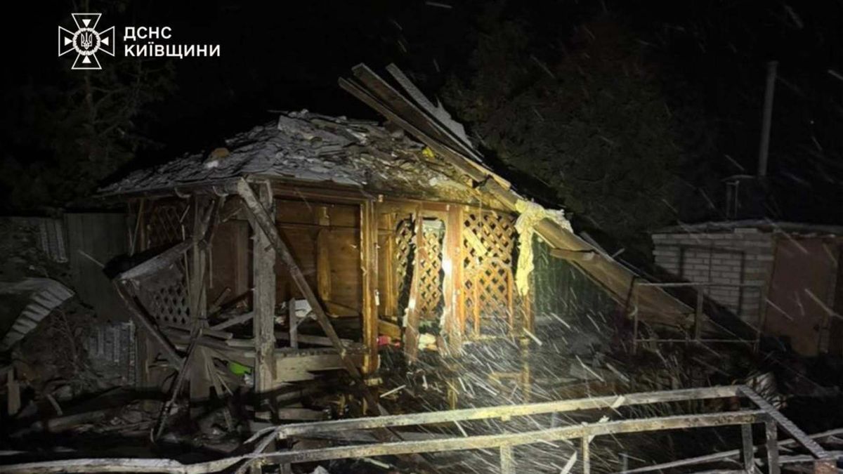 Зруйнована невелика споруда у приватному секторі