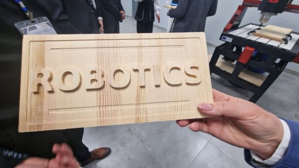 Дерев'яна табличка з написом ROBOTICS у новому навчально-практичному центрі Київського коледжу артдизайну