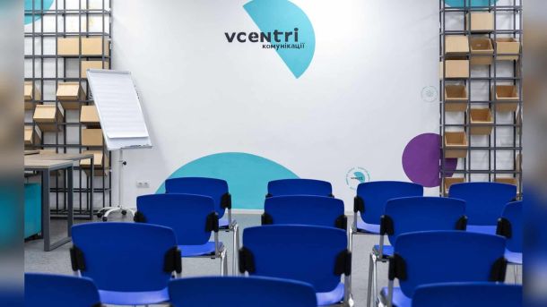 10-річний велосипедист постраждав у ДТП у селі Потіївка на Білоцерківщині Порожній зал для заходів у просторі Vcentri HUB із логотипом на стіні