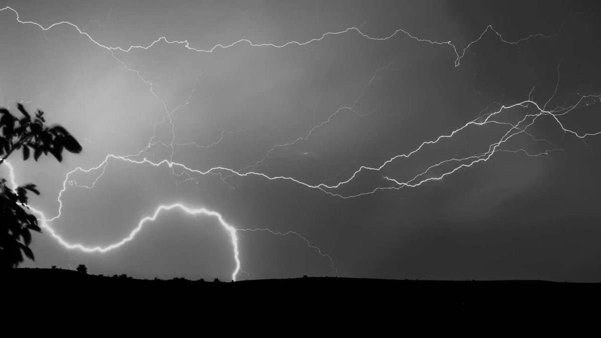 Блискавка під час грози