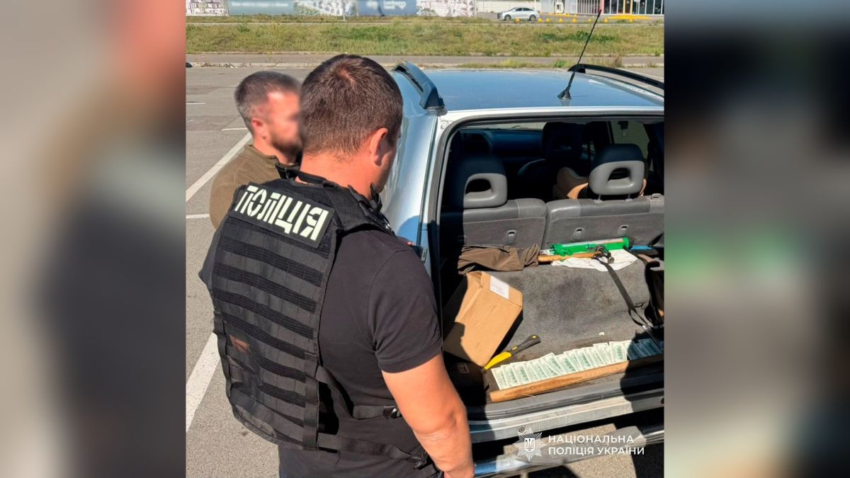 Посадовець Держекоінспекції та двоє родичів підозрюються у здиранні «данини» Посадовець Держекоінспекції та двоє родичів підозрюються у вимаганні щомісячної данини з лісництв Київщини — по 500 доларів