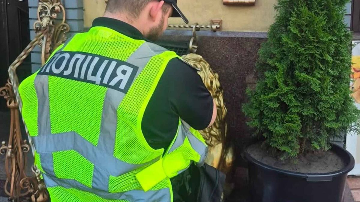 Поліцейські вилучають куртку з двома корпусами гранат і запалом біля ресторану в Дніпровському районі Києва