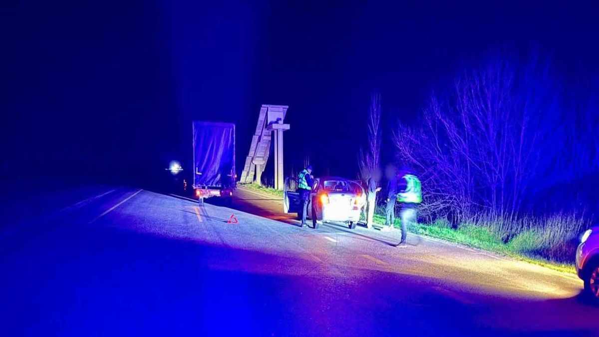 Місце ДТП вночі на трасі Київ-Одеса — поліцейські біля автівки на дорозі, дорожні конуси, вантажівка на фоні