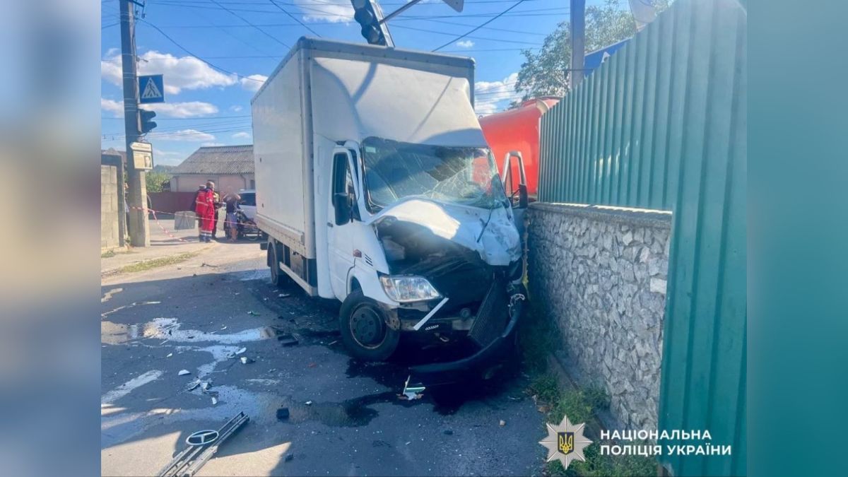 У Білій Церкві загинув водій Mercedes, що проїхав на червоне Місце смертельної ДТП у Білій Церкві, де зіткнулись Mercedes-Benz Sprinter і вантажівка DAF, водій легковика загинув