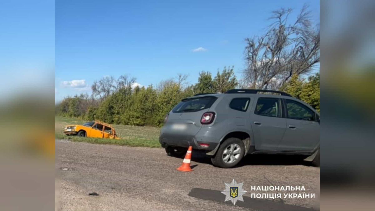 Місце ДТП у селі Велика Мотовилівка Фастівського району, де 74-річний водій ВАЗ зіткнувся з Renault і травмував 10-річну дитину
