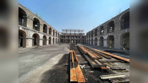 Аварійний стан Гостиного двору на Подолі: будівля без даху та вікон, затягнута захисною сіткою