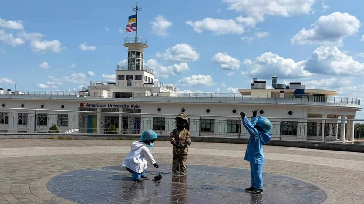 Скульптури малюків-засновників Києва на Поштовій площі, одягнені в костюми медиків до Дня медичного працівника