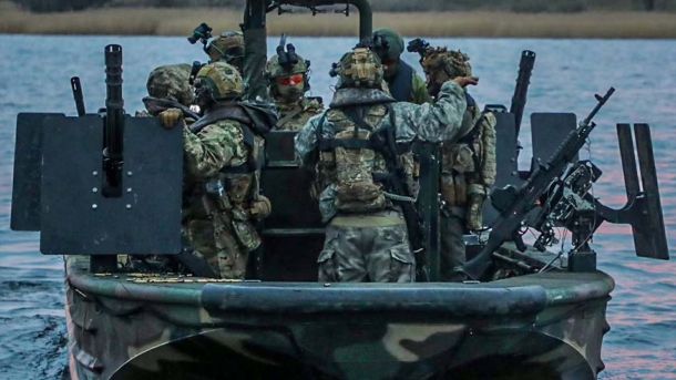Росія втратила 1 420 військових за добу — дрони уразили завод «Ставролен» Українські військовослужбовці у камуфляжі та з озброєнням на човні під час військової операції