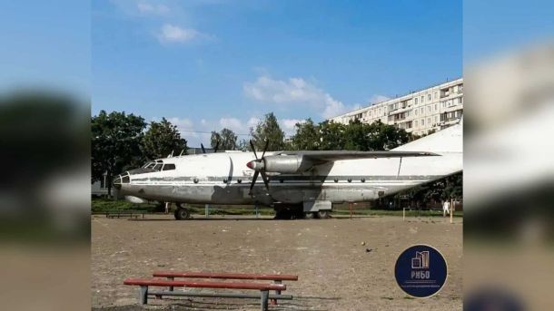 Літак Ан-8 у 7-му мікрорайоні Оболоні