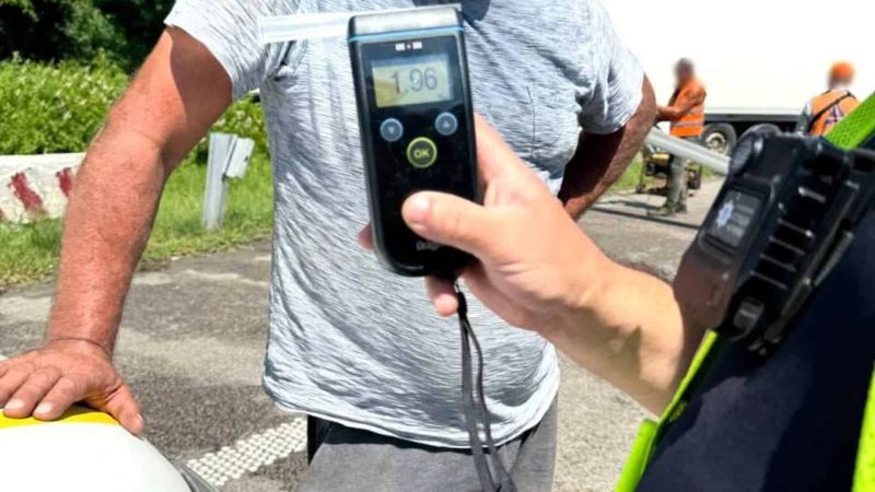 Головні новини Києва | Kyiv.News П'яний водій вантажівки DAF наїхав на бетонні обмежувачі у Дарницькому районі Києва — 1,96 проміле