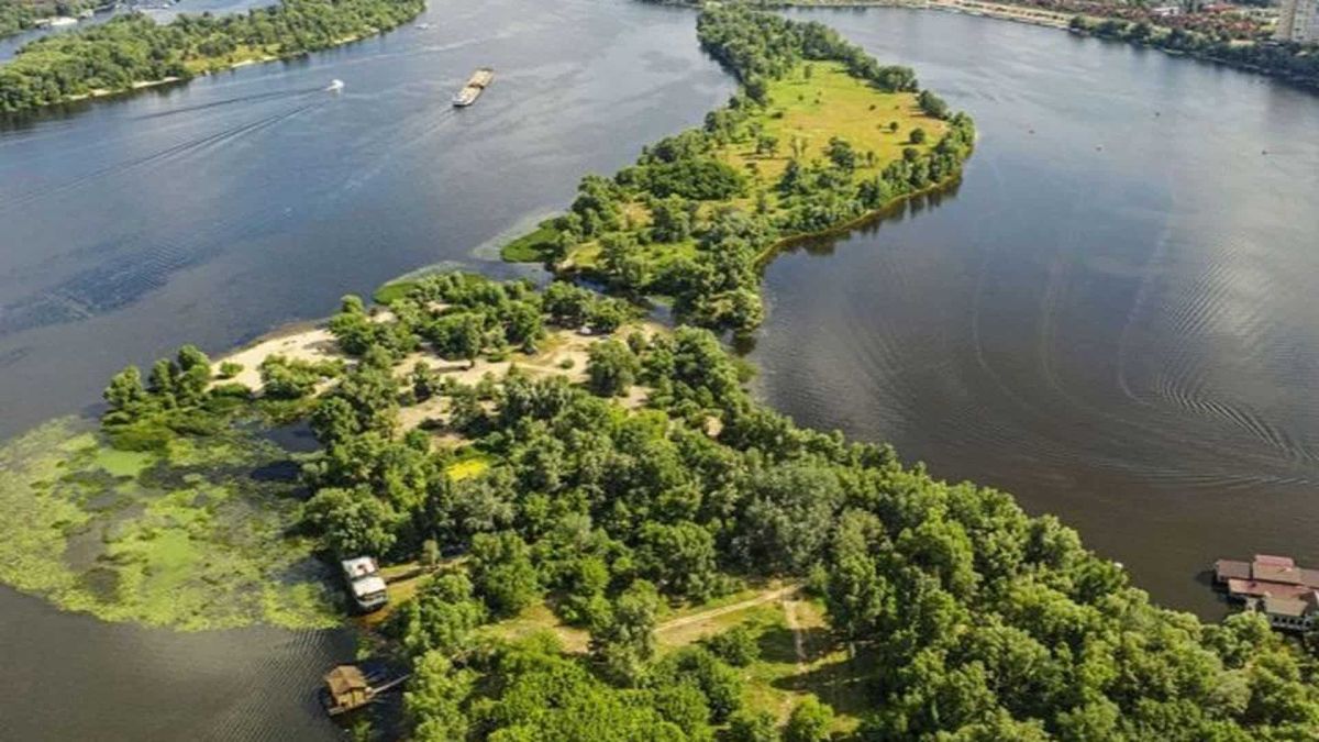 Аерофотозйомка Оболонського острова на Дніпрі в Києві — природна зона для спостереження за птахами