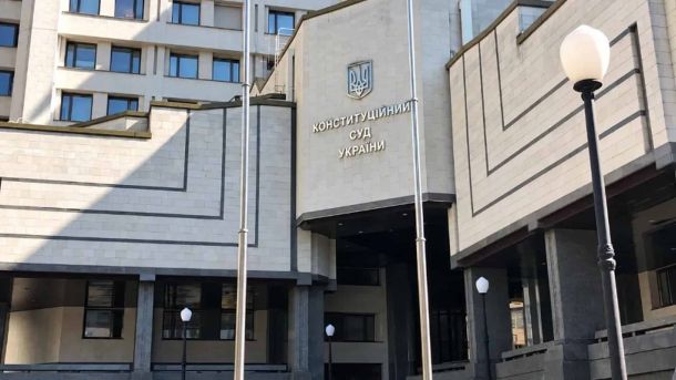 Медикам в Києві планують доплачувати за виїзди під час атак (оновлено) Будівля Конституційного Суду України в Києві, де тимчасово призупинено оглядові екскурсії через посилення атак на місто