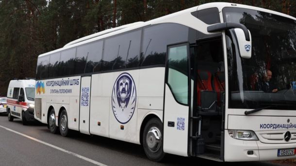 Де зігрітися та зарядитися в Києві під час блекаутів: «пункти незламності» поліції у 10 районах Автобус Координаційного штабу з питань поводження з військовополоненими, за ним їде швидка допомога