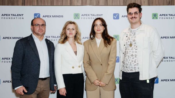 Учасники презентації бази олімпіадних задач з математики Apex Minds позують на тлі пресволу Apex Talent Foundation у Києві