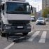 Вантажівка на пішохідному переході після ДТП із самокатником — ілюстративне фото