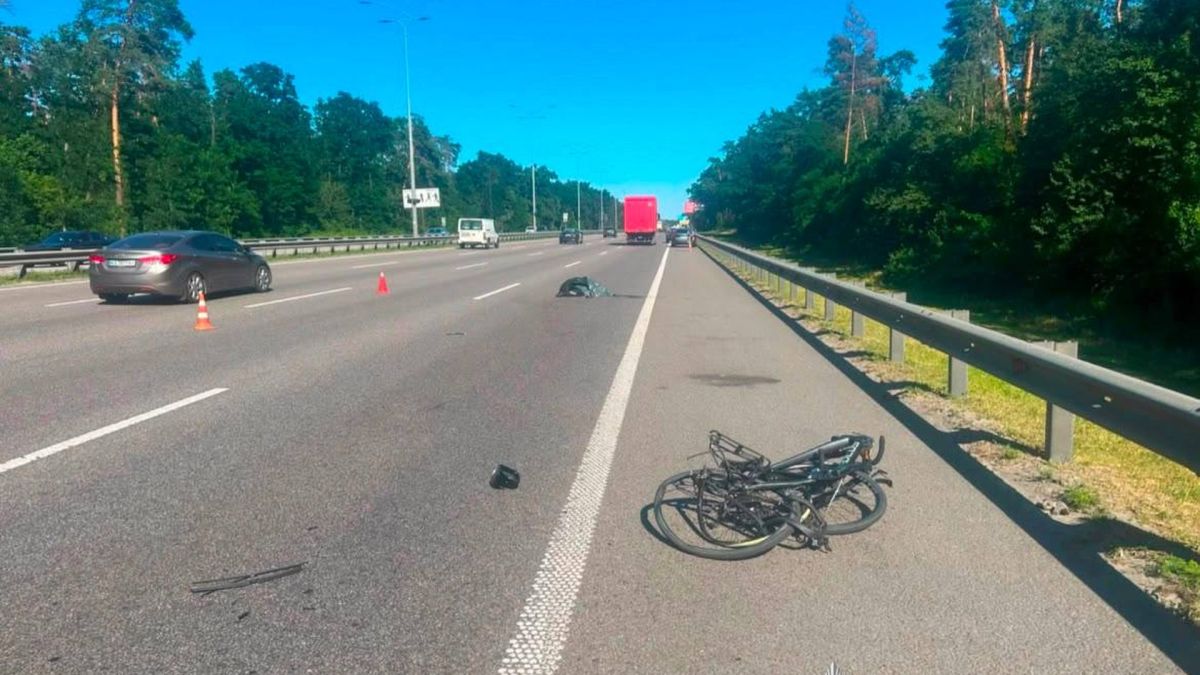 У Дарницькому районі п'яний водій BMW збив двох велосипедистів: підліток загинув Місце смертельного ДТП на Бориспільському шосе в Дарницькому районі Києва, де п'яний водій BMW збив двох велосипедистів
