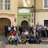 Учасники програми «Корені та крила» на груповому фото біля історичної будівлі в центрі Праги