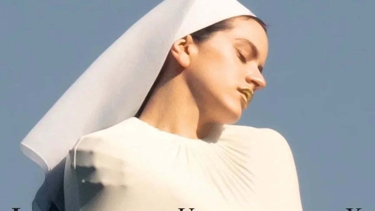 Крупний план жінки в білому вбранні, схожому на чернече, з золотою помадою на губах