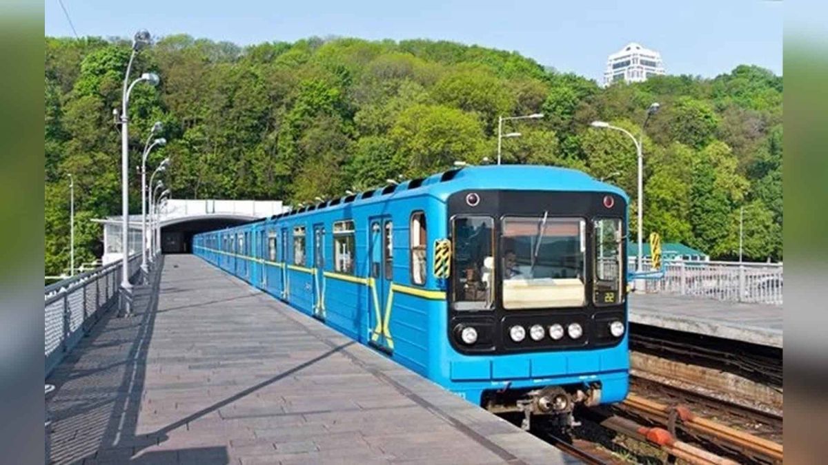 Наземна ділянка «червоної» лінії метро не працює навіть під час «жовтих» тривог Потяг київського метро на наземній ділянці Святошинсько-Броварської лінії, яка не працює під час повітряних тривог