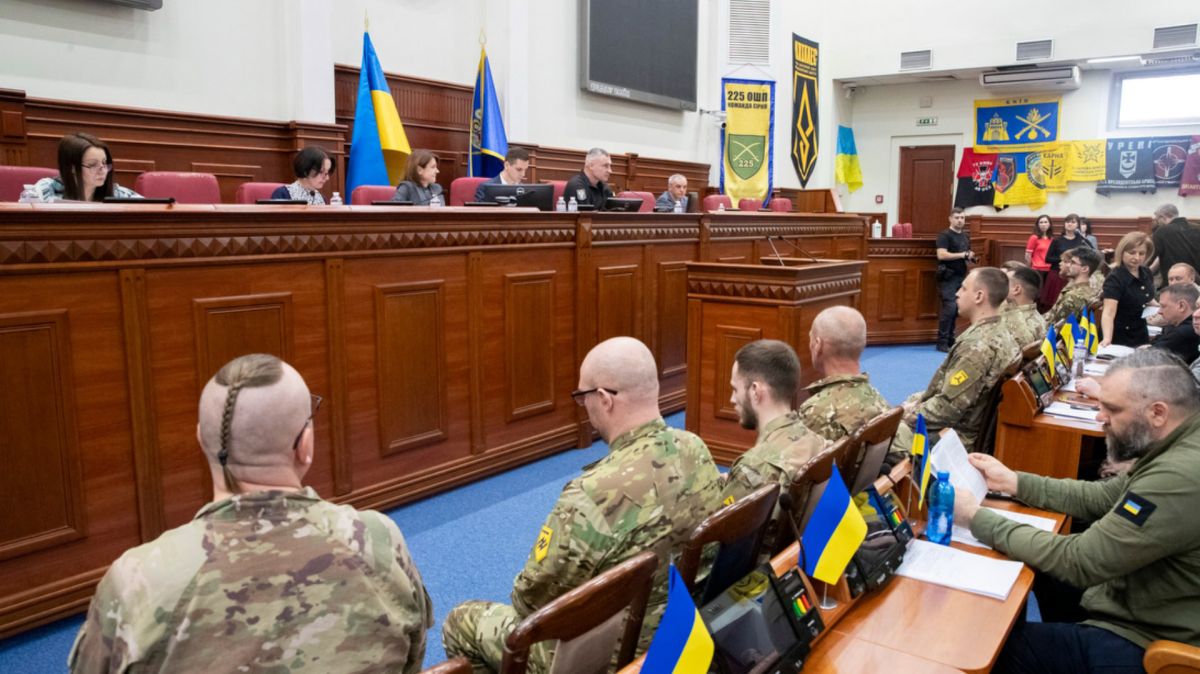 Автоматичні дорожні стовпці боларди на вулицях Києва для обмеження в'їзду транспорту на закриті території