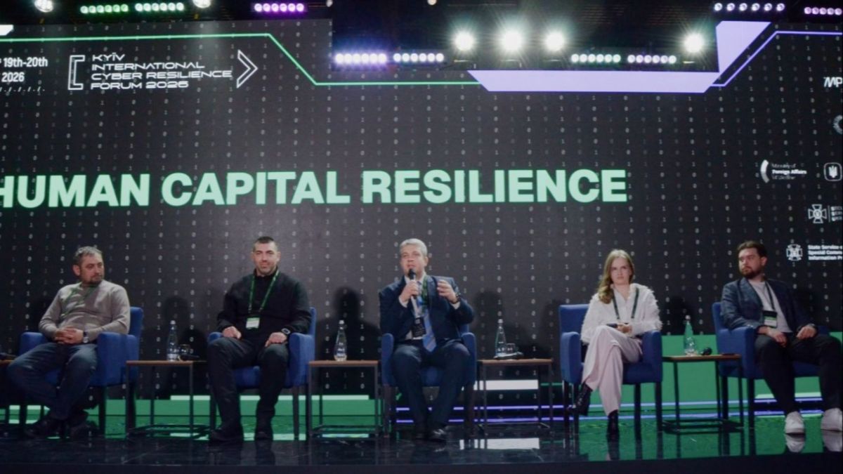 Спікери панельної дискусії Human Capital Resilience на сцені Київського міжнародного форуму з кіберстійкості KICRF 2026, п'ятеро учасників сидять у кріслах на тлі екрана з назвою секції