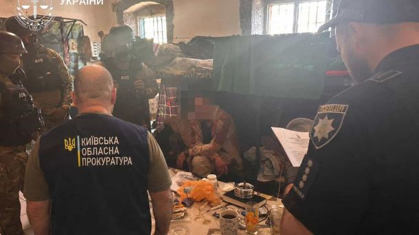 Правоохоронці Київщини затримали сімох учасників групи, що збувала метадон до слідчого ізолятора поштовими відправленнями
