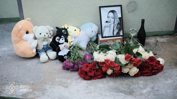 Меморіал із іграшками, квітами і фотографією для вшанування пам’яті загиблих у Києві.