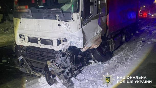 Вантажівка, що потрапила в ДТП, вигляд спереду
