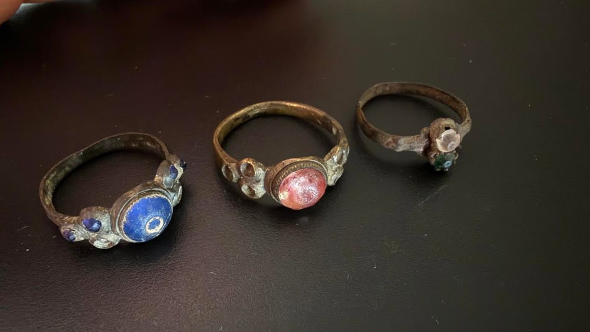 Археологічні артефакти VIII–XX ст., вилучені Київською митницею під час перевірки міжнародних поштових відправлень