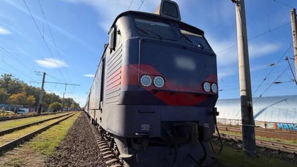 Локомотив пасажирського потяга на залізничній колії на Київщині, де потяг наїхав на жінку біля станції Вишневе