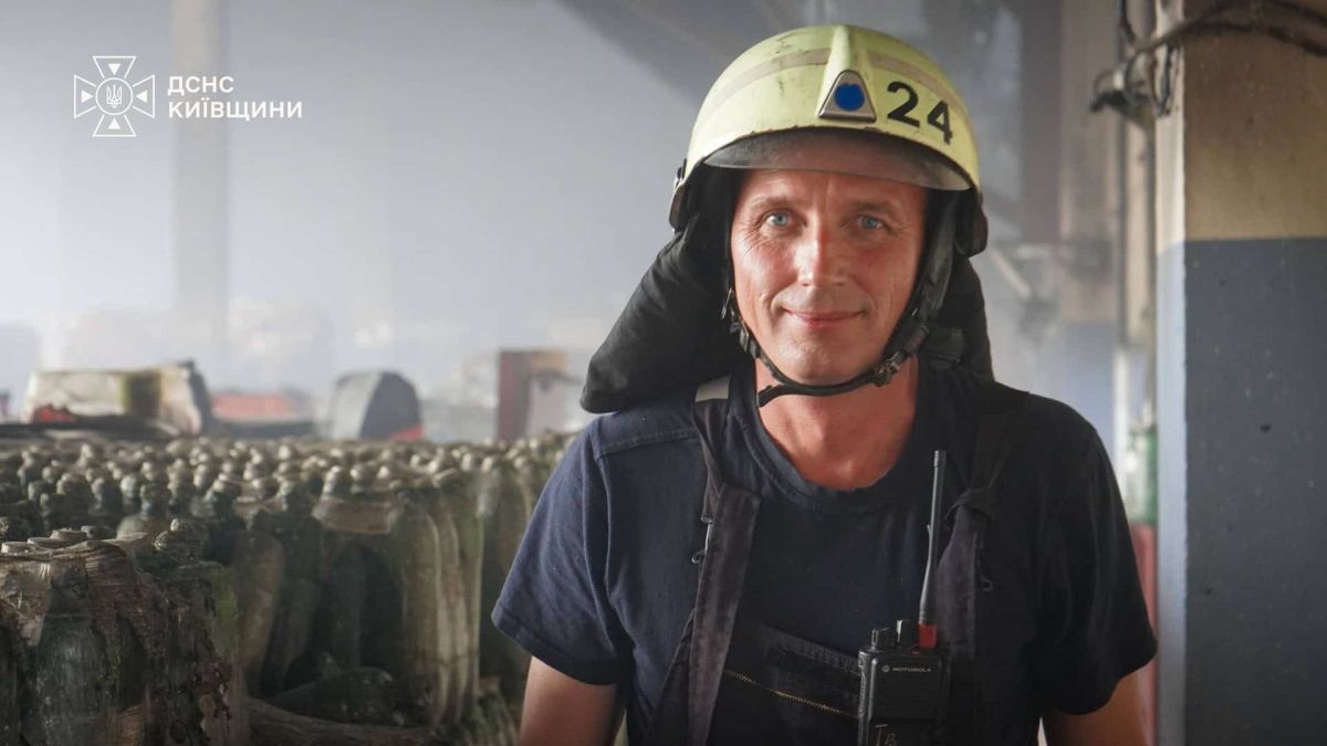 Рятувальники другу добу гасять склади на Київщині після ворожої атаки Рятувальники ДСНС Київщини ліквідовують пожежу на складських приміщеннях після ворожої атаки — друга доба безперервної роботи
