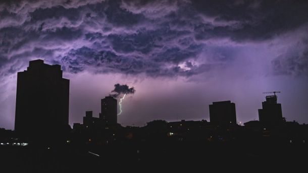 Блискавка під час грози