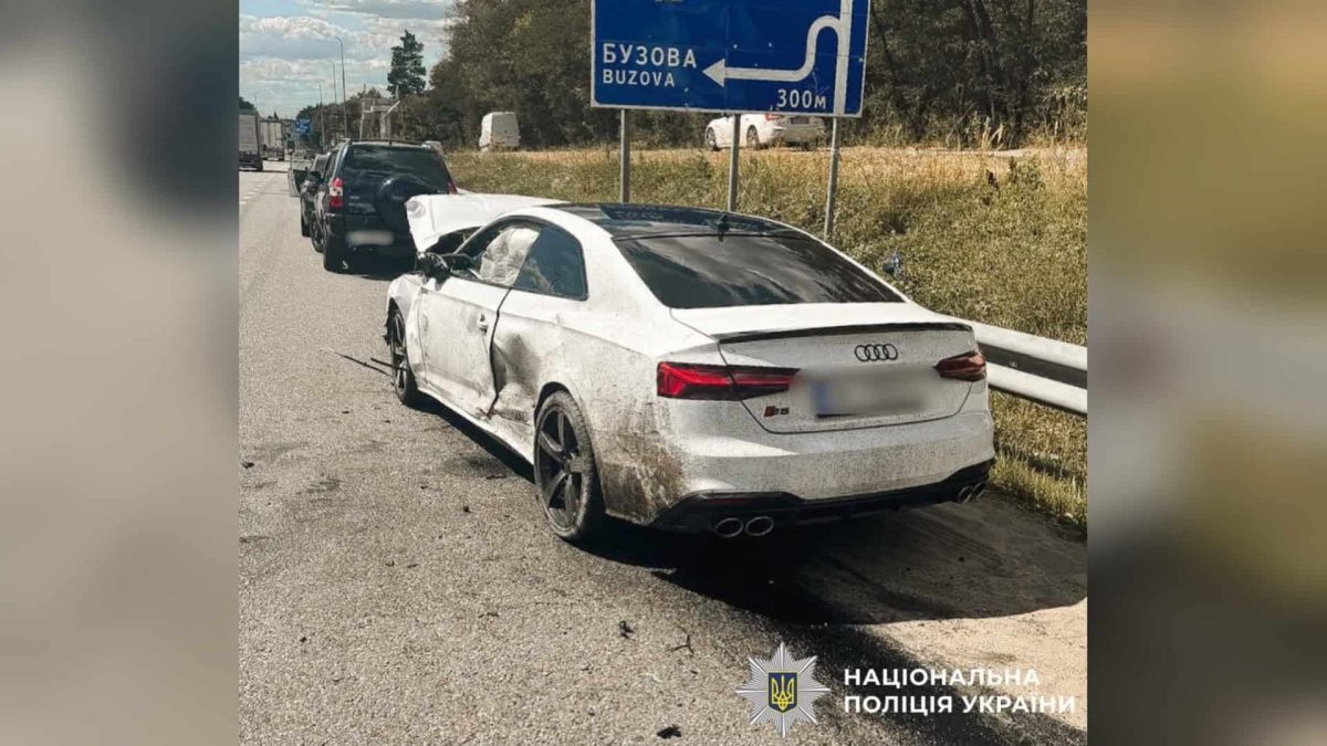 Місце смертельного ДТП на автодорозі М-06 поблизу села Бузова в Бучанському районі, де зіткнулися Daewoo Lanos і Audi — двоє загиблих