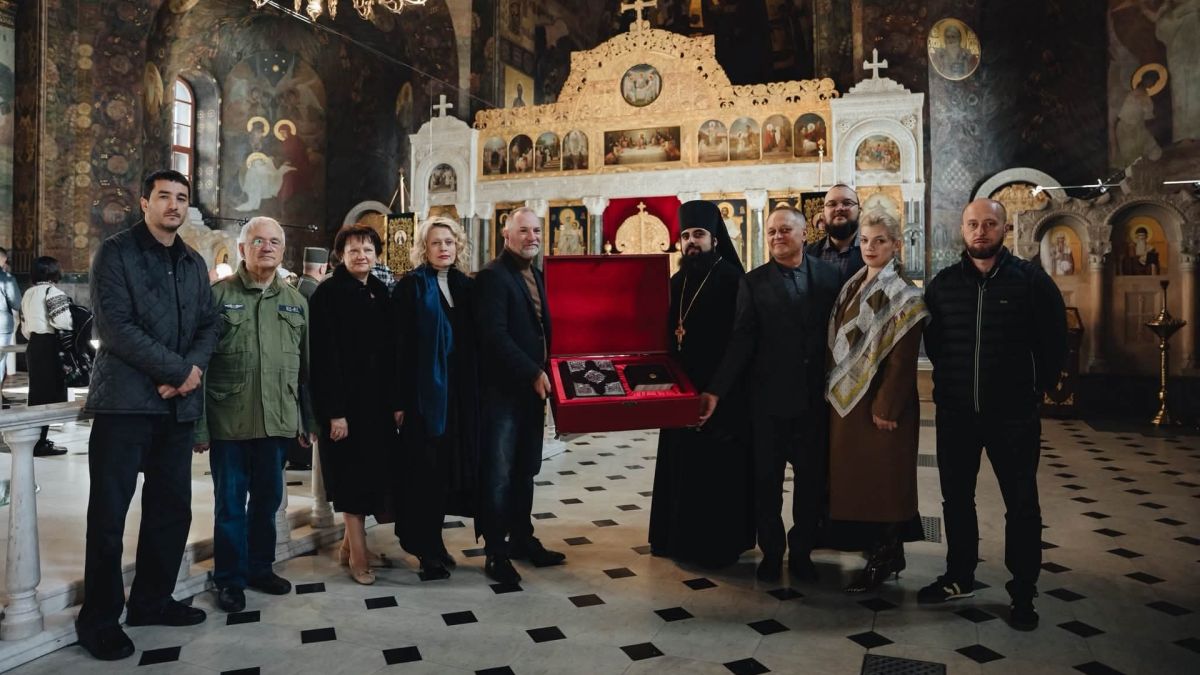Дарувальники і священник із факсиміле Пересопницького Євангелія в червоній скриньці у Трапезному храмі Києво-Печерської лаври